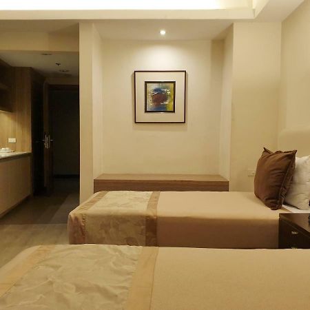 Imperial Palace Suites Quezon City Esterno foto