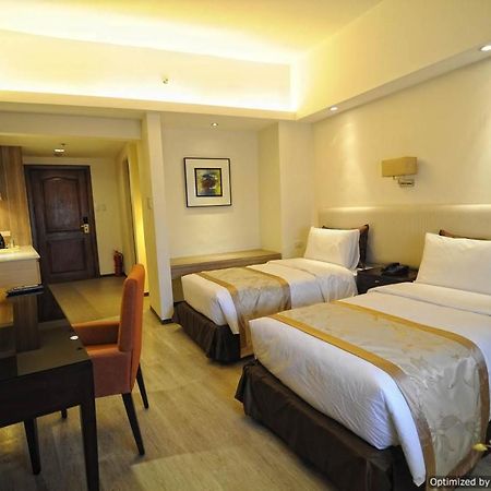 Imperial Palace Suites Quezon City Esterno foto
