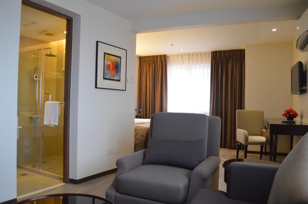Imperial Palace Suites Quezon City Esterno foto