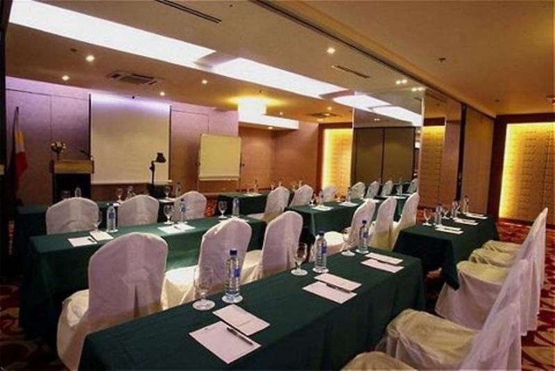 Imperial Palace Suites Quezon City Esterno foto