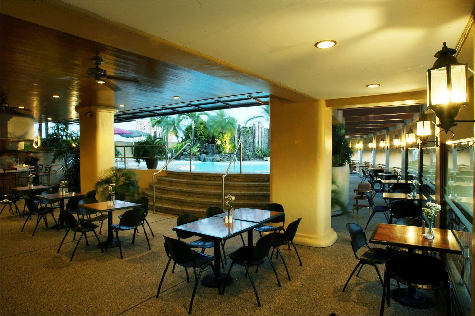 Imperial Palace Suites Quezon City Esterno foto