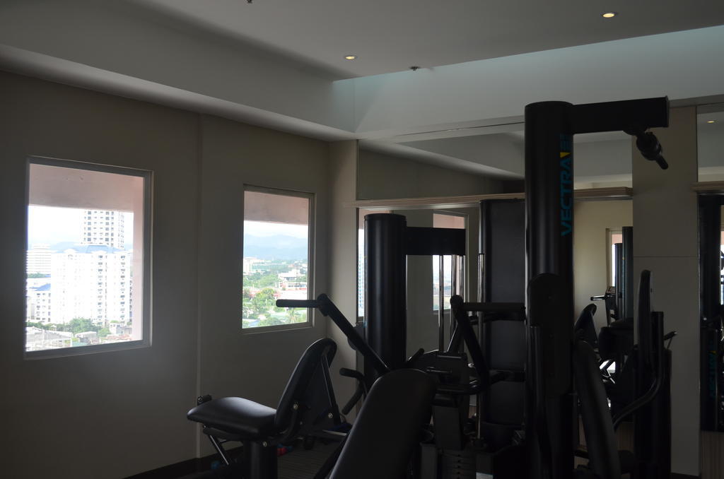 Imperial Palace Suites Quezon City Esterno foto