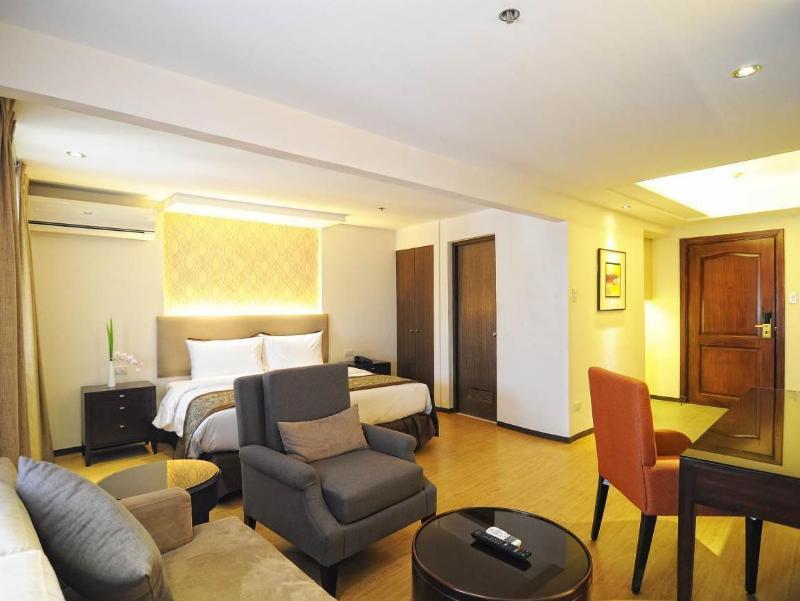 Imperial Palace Suites Quezon City Esterno foto