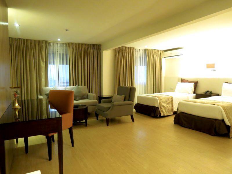 Imperial Palace Suites Quezon City Esterno foto
