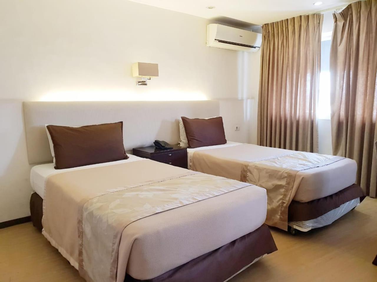 Imperial Palace Suites Quezon City Esterno foto