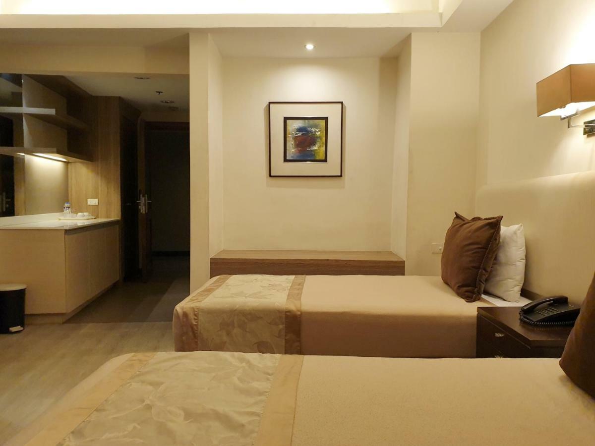 Imperial Palace Suites Quezon City Esterno foto
