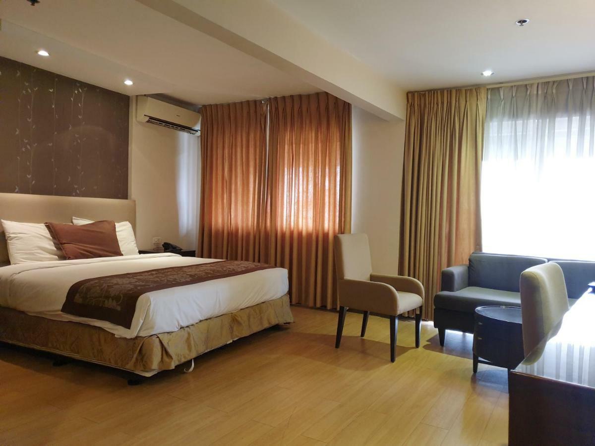 Imperial Palace Suites Quezon City Esterno foto