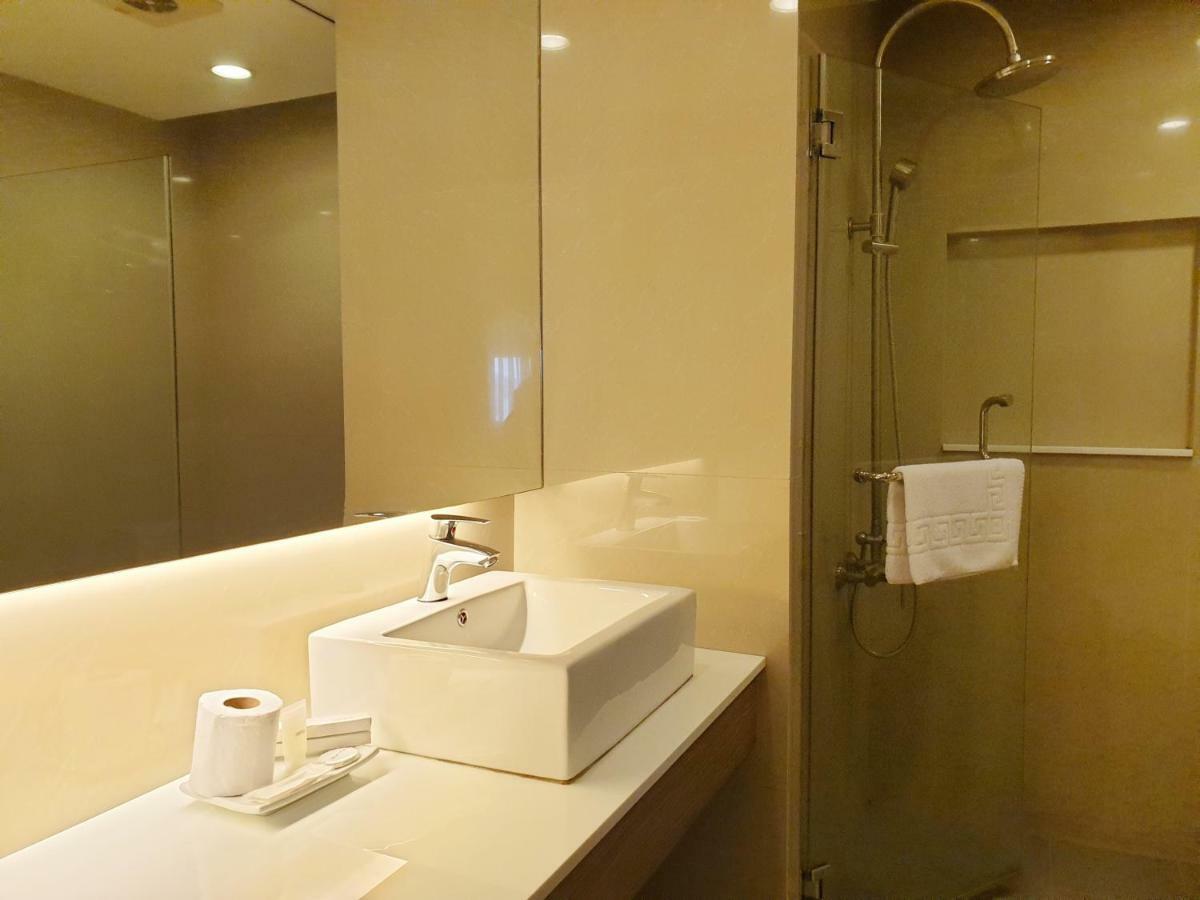 Imperial Palace Suites Quezon City Esterno foto