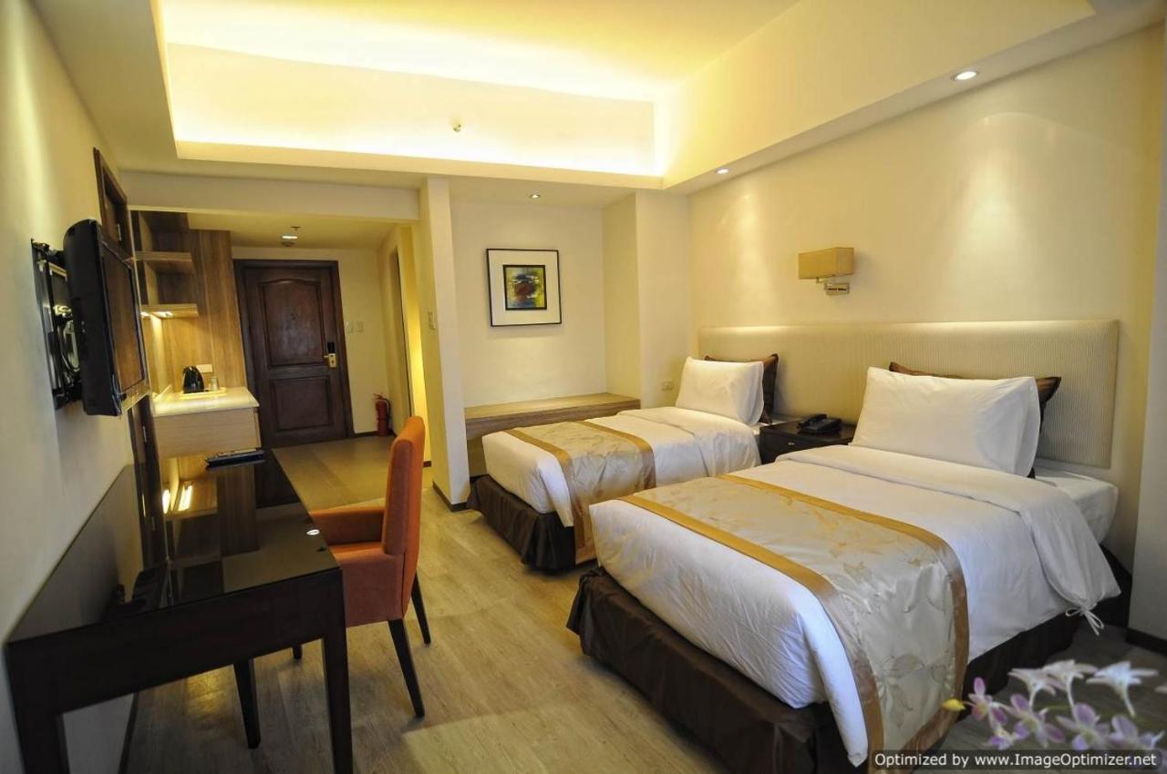 Imperial Palace Suites Quezon City Esterno foto