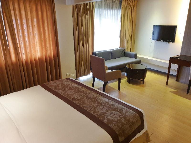Imperial Palace Suites Quezon City Esterno foto