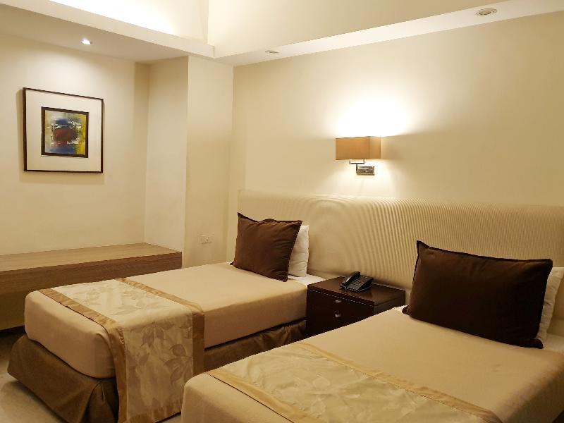 Imperial Palace Suites Quezon City Esterno foto